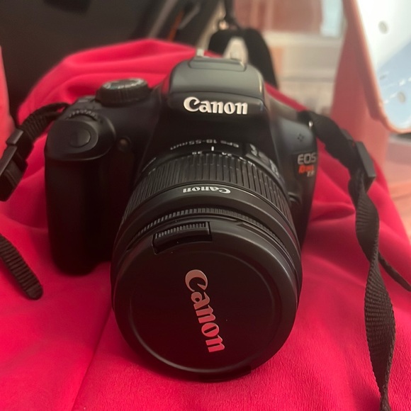 Canon Eos rebel T3 comes with bag charger lens cap camera sim cardcase